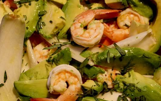 Рецепт Салат с авокадо, креветками и эндивием