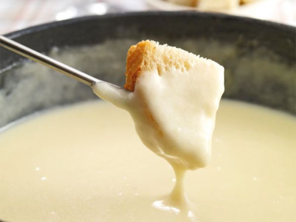 Рецепт Швейцарское сырное фондю Кустарное (Artisanal). Приготовление блюда