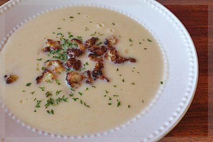 Рецепт Французский суп пюре из цветной капусты с луком пореем и картофелем