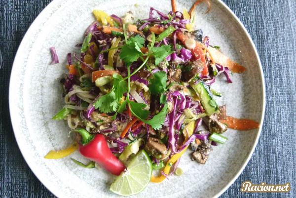 Рецепт Овощной салат с маринованными грибами и кешью