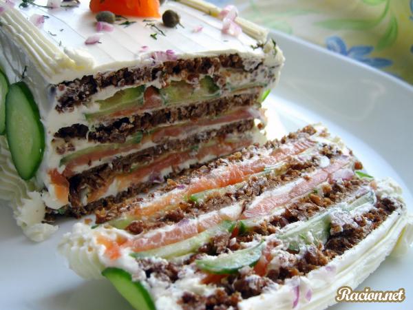 Рецепт Бутербродный торт с копченым лососем и мягким сыром