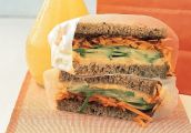 Сэндвич с хумусом и морковью