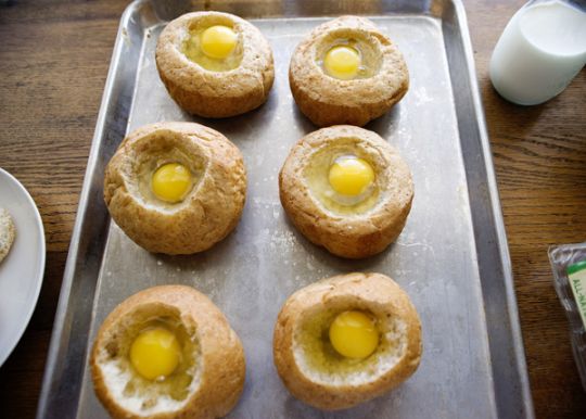 Запеченные яйца в булочках