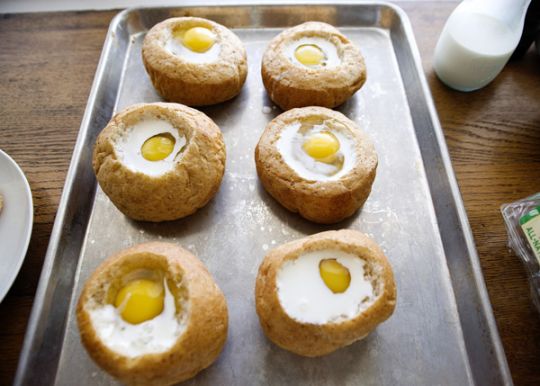 Запеченные яйца в булочках