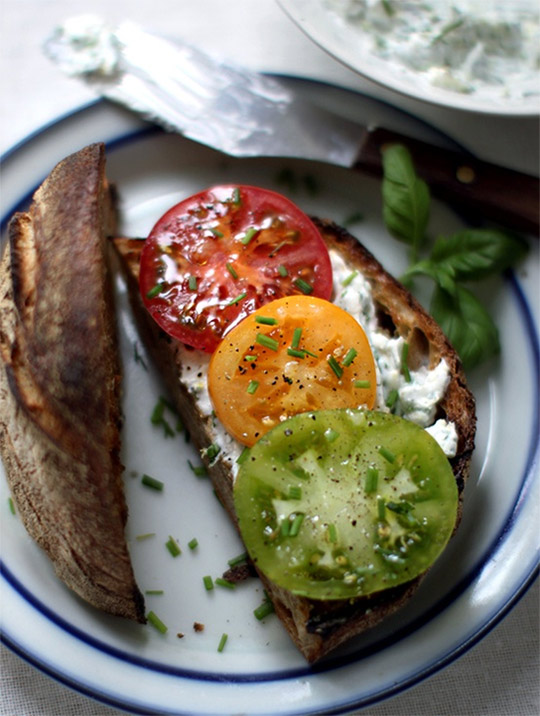 Рецепт Сэндвич с травяным сыром и помидорами. Приготовление 

блюда