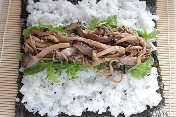 Вегетарианские суши с грибами в бульоне даши