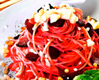Красные спагетти с сыром и свеклой