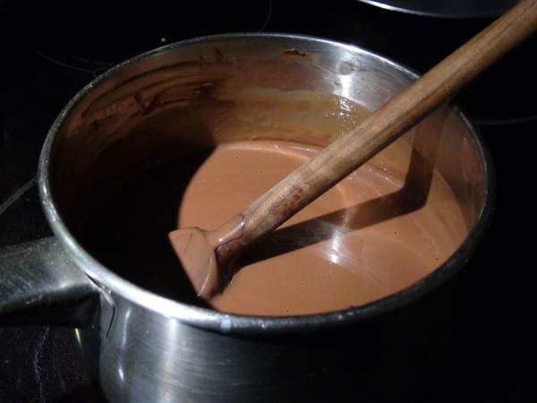 Шоколадное какао с миндальным молоком