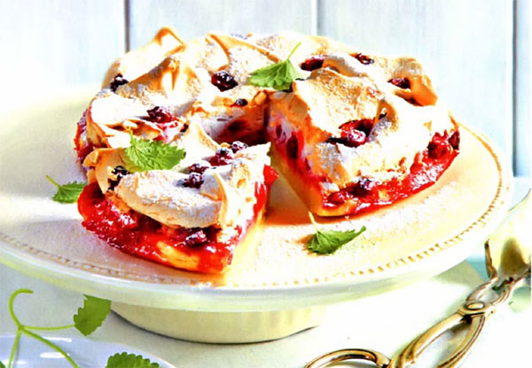 Рецепт Пирог с красной смородиной, ягодами и воздушным безе. Приготовление 

блюда