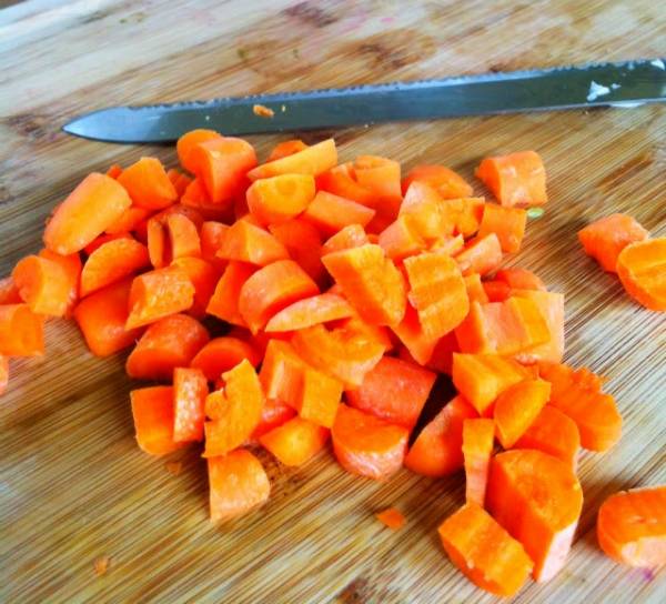 Салат из свежей капусты с морковью, орехами и цитрусовой заправкой