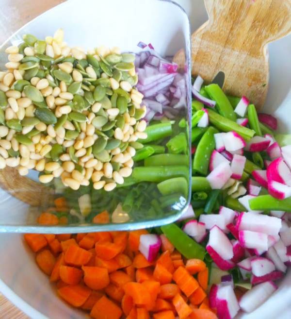 Салат из свежей капусты с морковью, орехами и цитрусовой заправкой