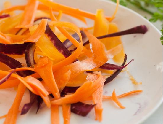 Салат с капустой и морковью с авокадо и тахини