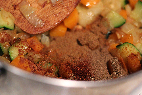 Овощное рагу с кабачками, нутом и эдамаме