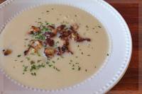 Французский суп пюре из цветной капусты с луком пореем и картофелем