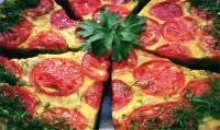 Кабачковая пицца с помидорами и зеленью