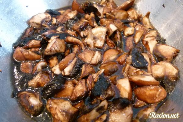 Овощной салат с маринованными грибами и кешью