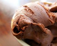 Приготовление Итальянское мороженое Джелато шоколато блюда