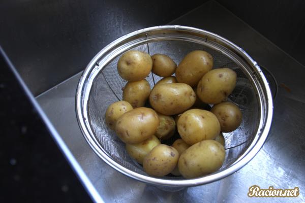 Простой салат с картофелем и луком