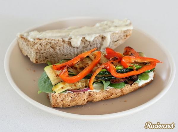 Сэндвич с луком и брокколи