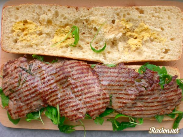 Сэндвич с говядиной и рукколой