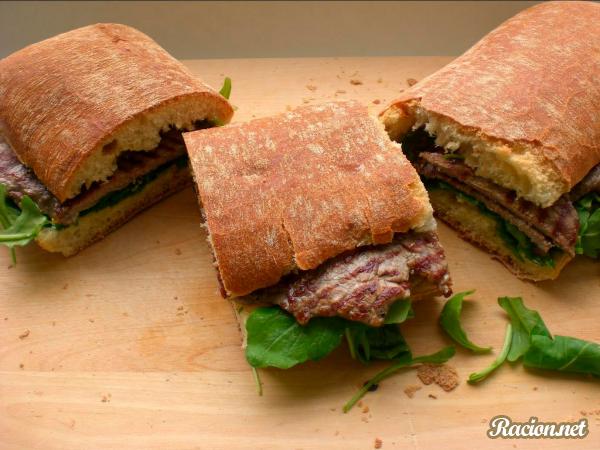 Сэндвич с говядиной и рукколой