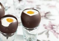 Шоколадные яйца с амаретто и персиками