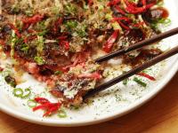 Приготовление Окономияки (Okonomiyaki - японские драники) блюда