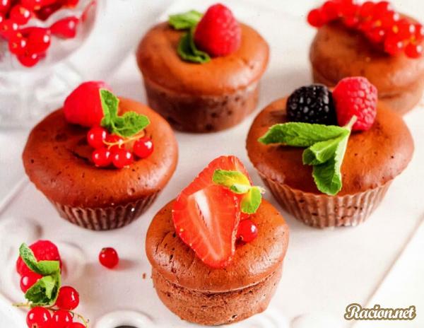 Рецепт Бисквитные кексы с шоколадом и ягодами. Приготовление 

блюда