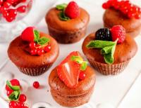 Бисквитные кексы с шоколадом и ягодами