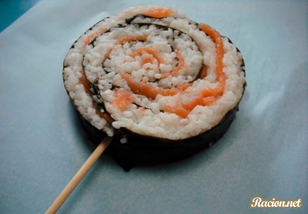 Рецепт Суши ролл с лососем на палочке. Приготовление 

блюда