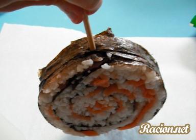 Суши ролл с лососем на палочке