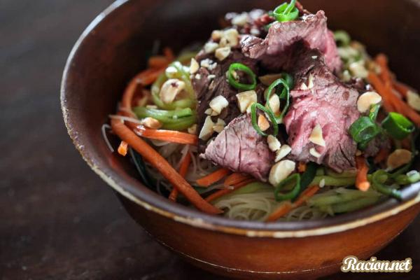 Рецепт Азиатский салат с рисовой лапшой и мясом. Приготовление 

блюда