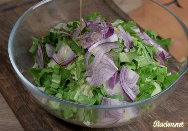 Свежий салат кабачки огурцы лук