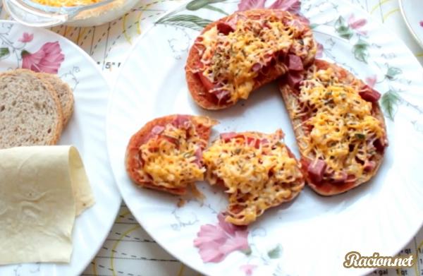 Горячие бутерброды с колбасой и сыром помидорами на сковороде