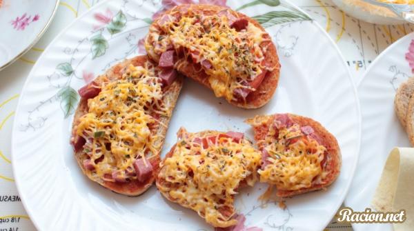 Рецепт Горячие бутерброды с колбасой и сыром помидорами на сковороде. Приготовление 

блюда